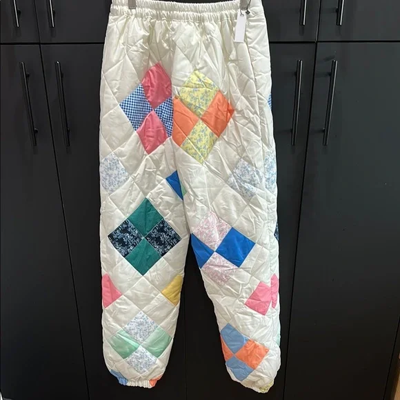 White and Red Casual Quilted Pants with Elastic Cuffs - Picture 2 of 2